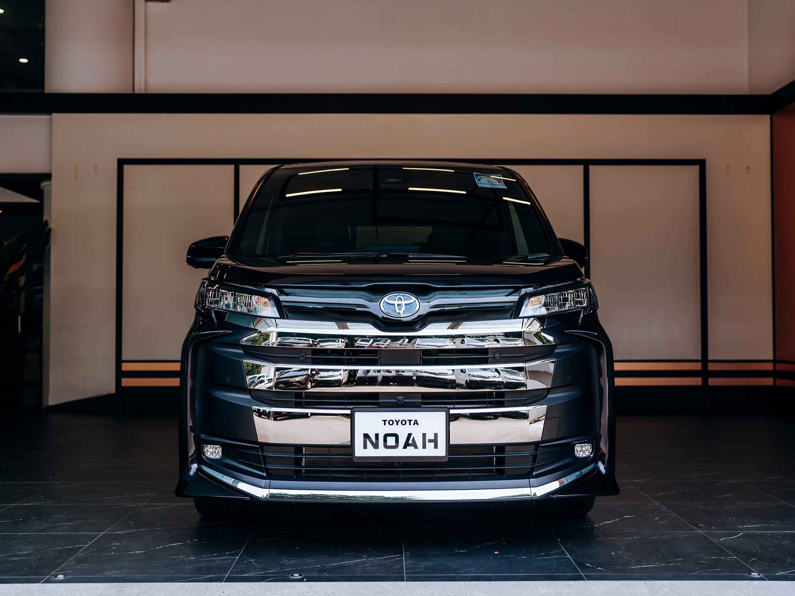 Toyota Noah 1.8SZ Hybrid